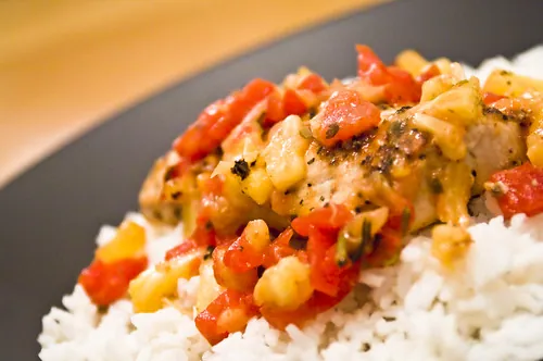 Plato principal de pescado con salsa fresca en Marejada